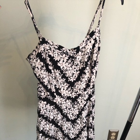 Aeropostale Dresses & Skirts - Aeropostale black and white flower dress